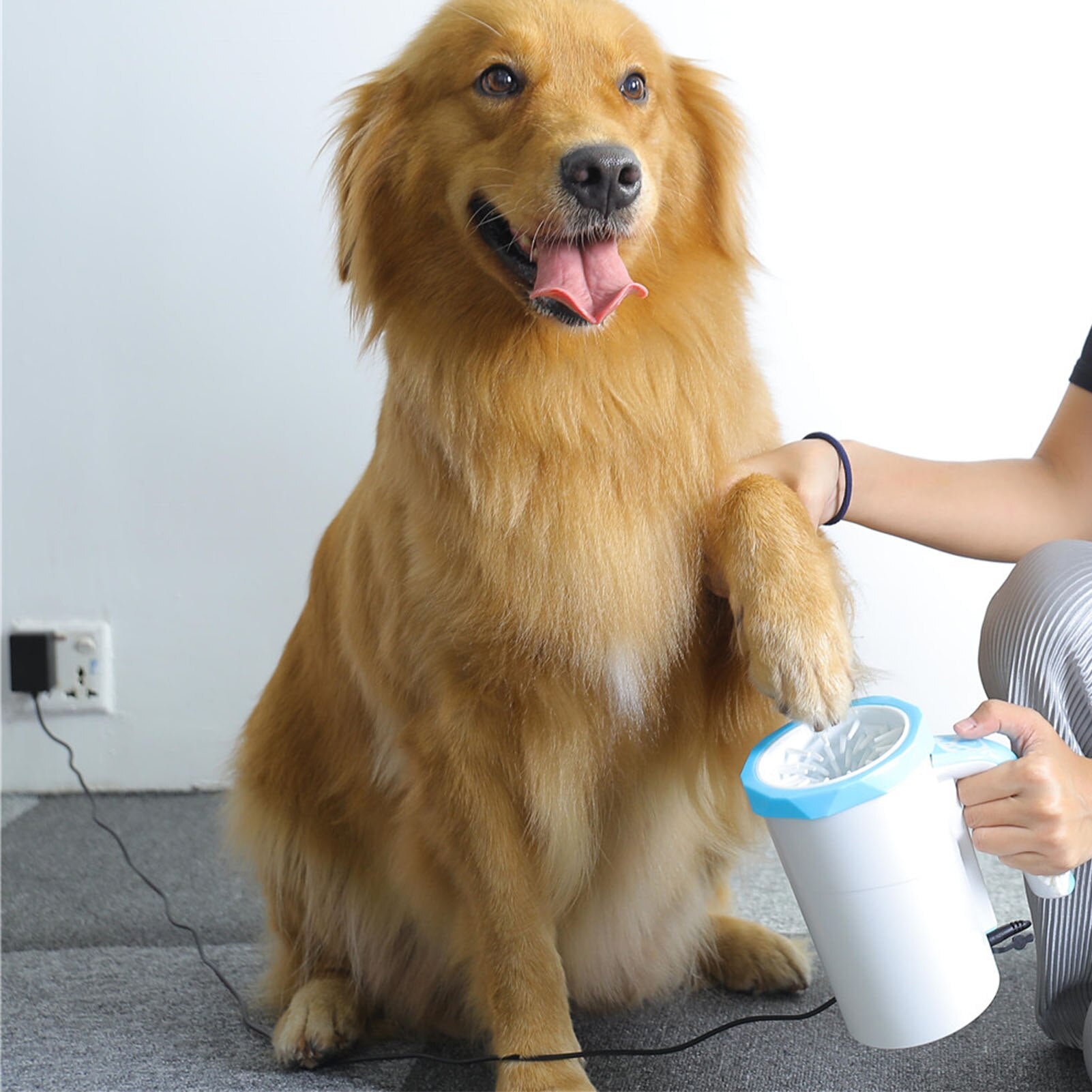  Portable Automatic Dog Paw Cleaner and Grooming Brush